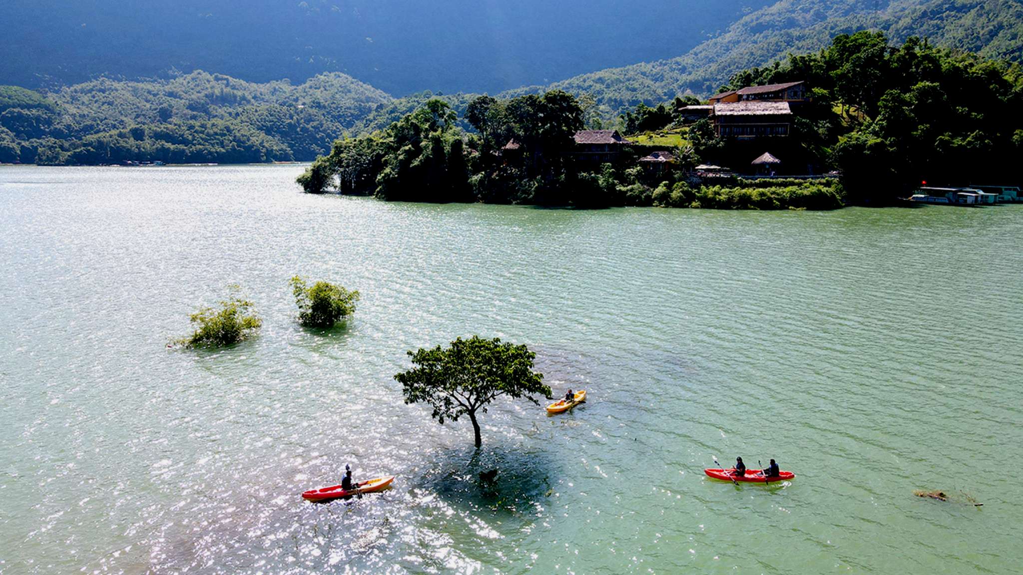 Chèo thuyền tại Mai Châu Hideaway